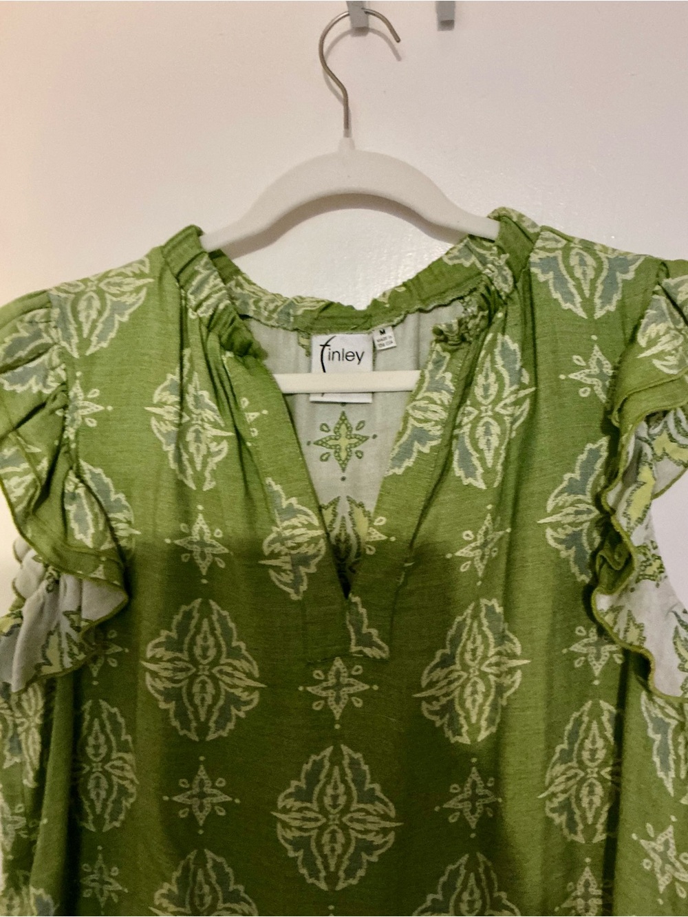 Finley Green Printed Ruffle Sleeve Blouse Like New - Picture 2 of 3